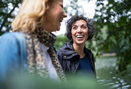 Deux-femmes-souriantes-à-l’extérieur