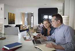 Un-couple-à-l’intérieur-travaillant-sur-un-ordinateur-portable